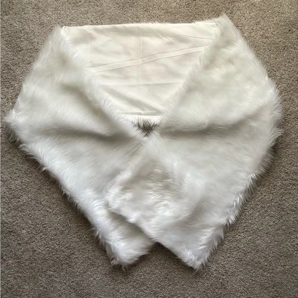 Elegant Faux Fur Scarf Wrap - Picture 3 of 4